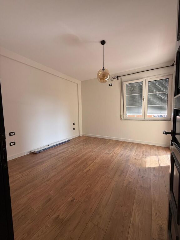Qera | Apartament 2 + 1 | Komuna e Parisit | 1200 €/muaj i diskutueshem.