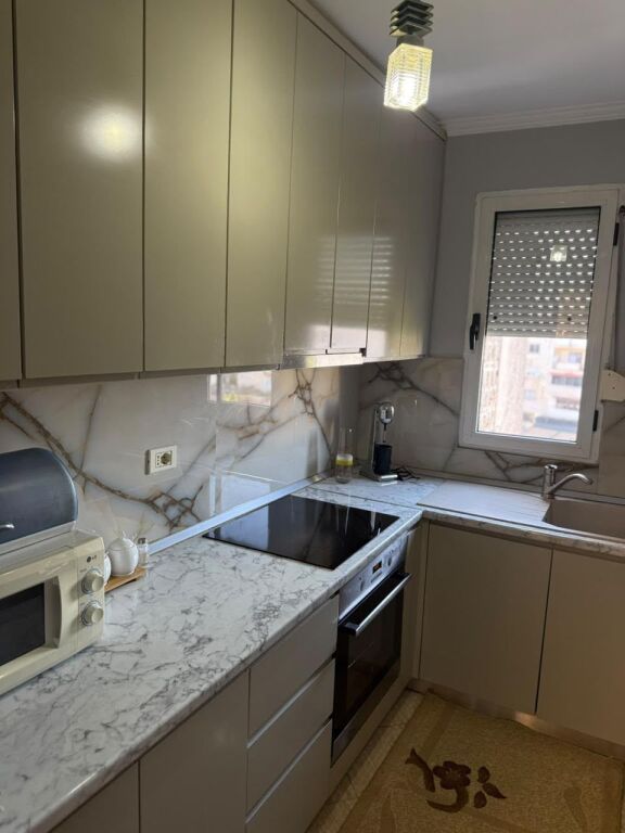Apartament 2+1 me qira te Xhamlliku, pranë Sheshit Shtraus – 550 €