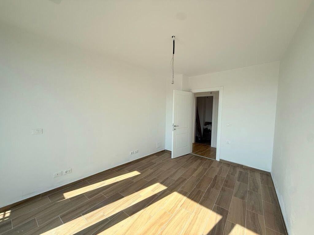 ZYRE ME QIRA 127 M2 LAKE VIEW RESIDENCE 1.700 EURO