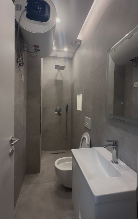 Shitet apartament 1+1 në Komunën e Parisit.