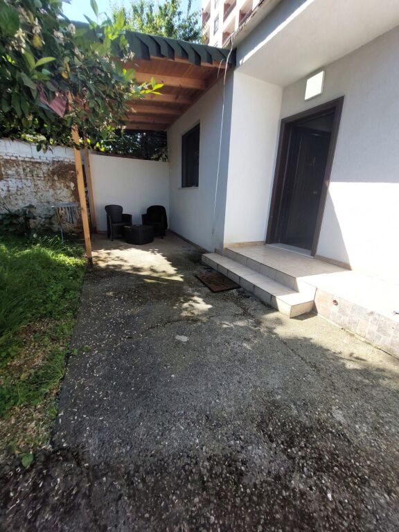 Affittasi casa privata 1+1 con cortile in via Myslym Shyri!