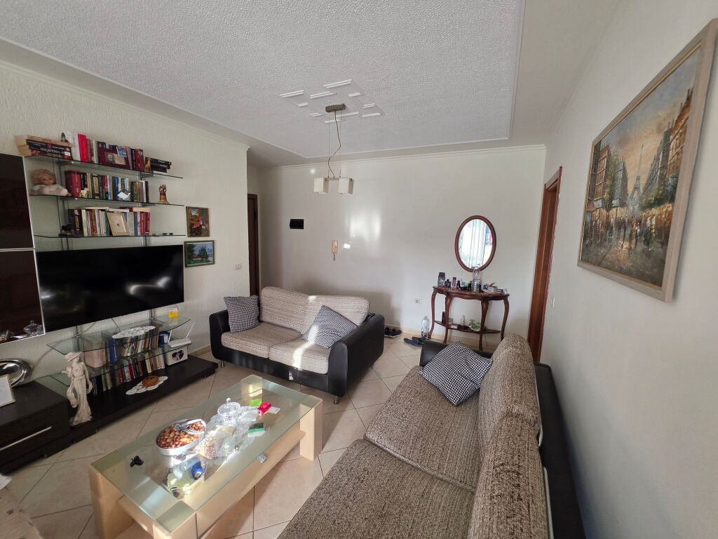 Jepet me Qira Apartament 115 m² për Zyrë / Biznes- Cmimi=2000 Euro