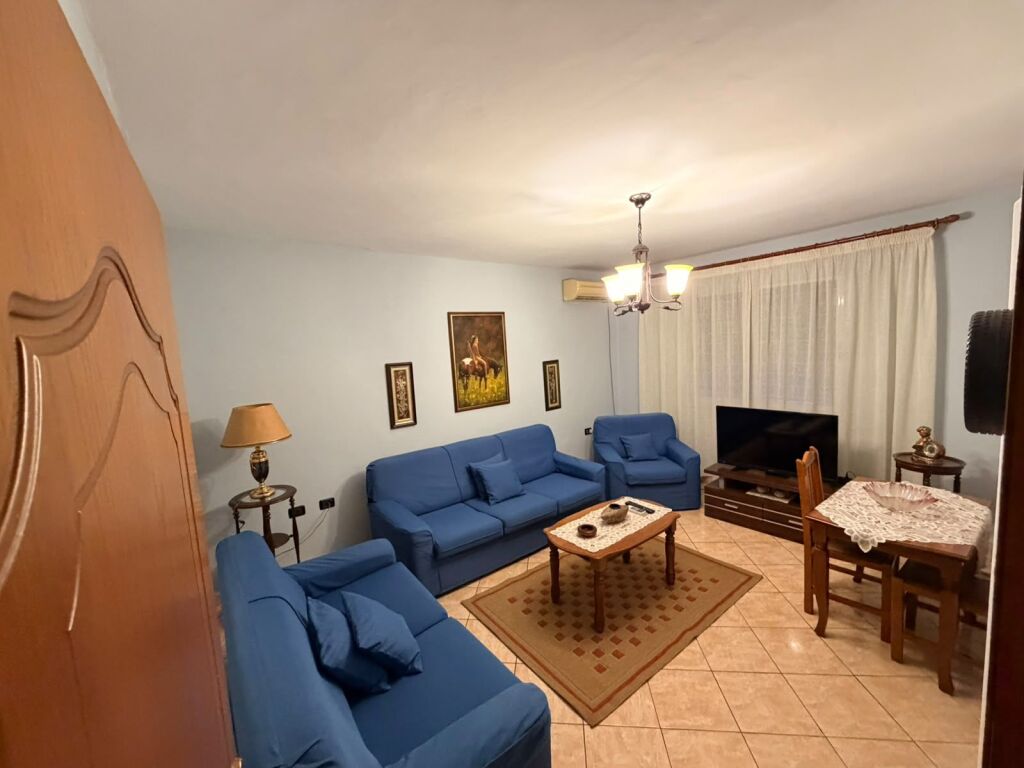 Xhamllik, jepet me qera apartament 2+1