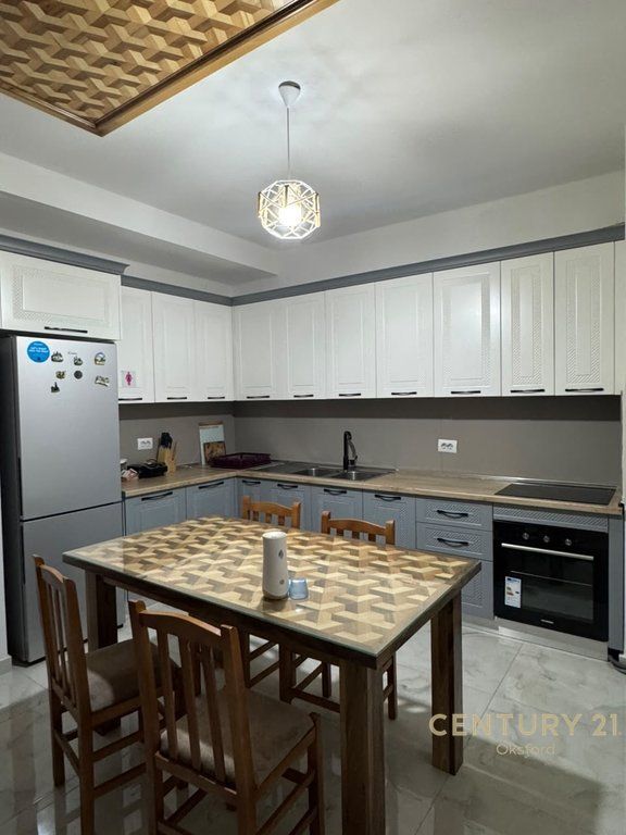 JEPET ME QIRA APARTAMENT 2+1+2 PËRBALLË UET, TEK RRUGA “XHANFIZE KEKO”!
