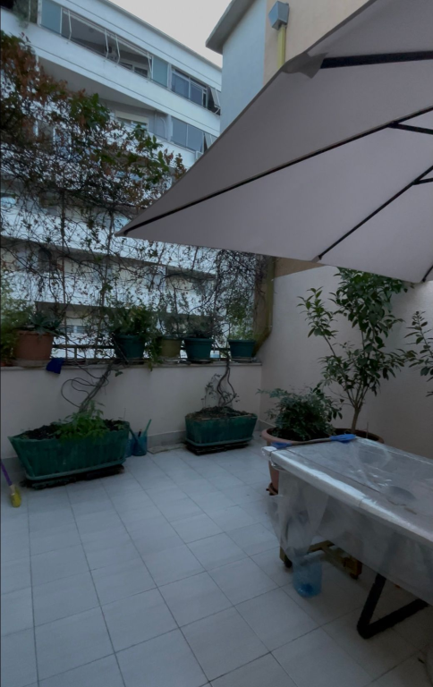 Shitet apartament 2+1+2 me verandë, pranë Kristal Center, Tiranë.