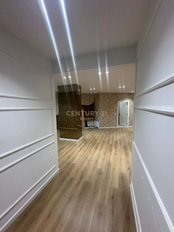 Ambient biznesi 80 m² me qira, kati 1, përballë Vila L.  60 000 leke/ muaj