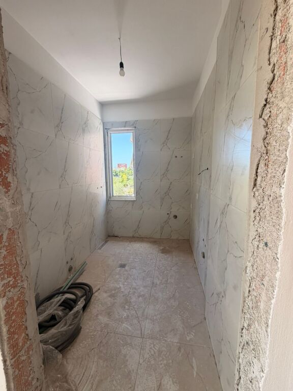 Shitet apartament 1+1, 64.5 m², kati 2 – Rruga Kongresi i Manastirit (te SHISH-i)