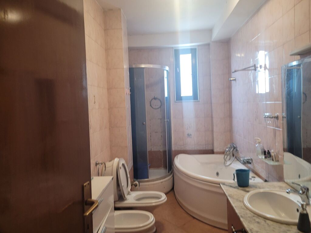 SHITET SUPER APARTAMENT  3+1– PRANË PRESIDENCËS