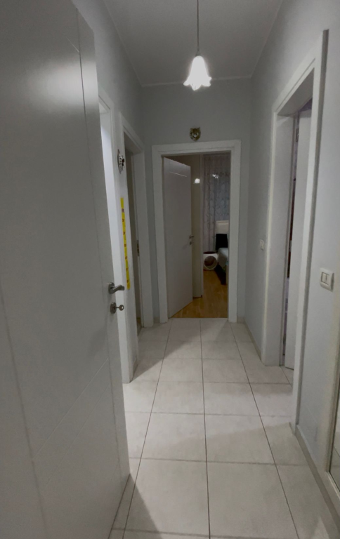 Shitet apartament 2+1+2 me verandë, pranë Kristal Center, Tiranë.