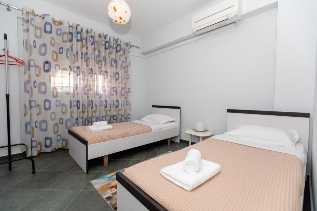 APARTAMENT 2+1+2 TUALETE ME PAMJE DETI ME QERA AFATGJATE - LUNGOMARE, VLORE