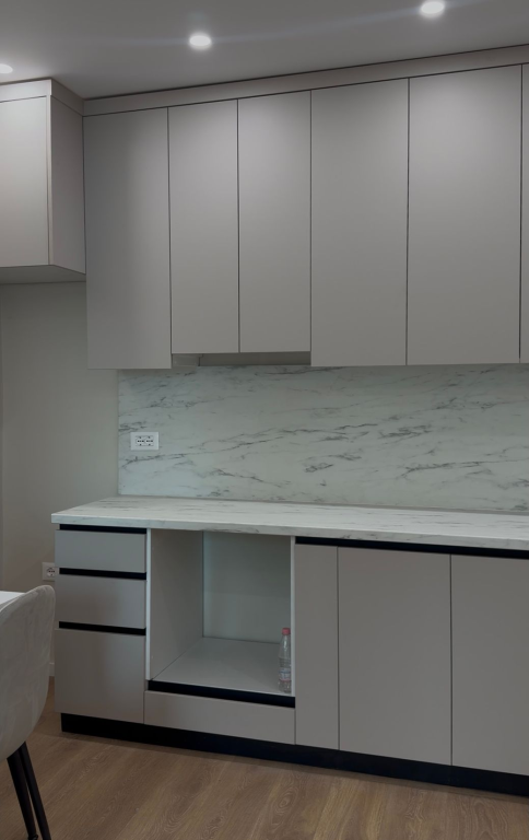 Shitet apartament 1+1 në Komunën e Parisit.