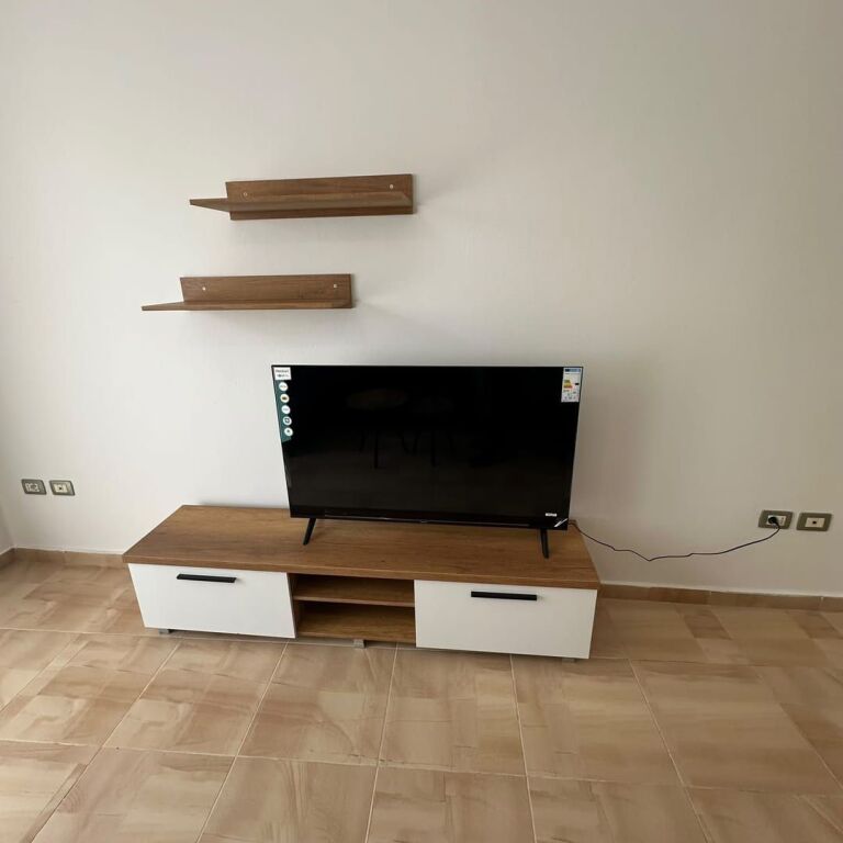 Apartament 3+1 i mobiluar me qira te Rruga Selman Riza, me verandë