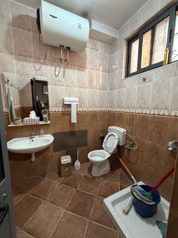 Vilë me organizim 3+1, e përshtatshme për banim ose për aktivitete si zyra, laborator apo kopsht fëmijësh.