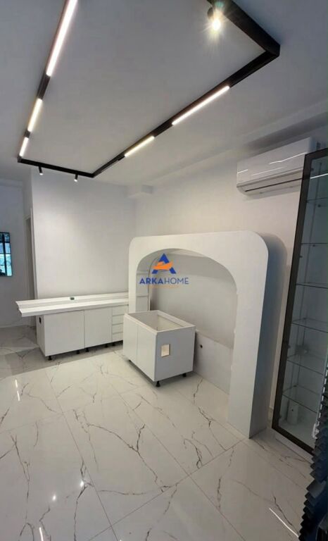 JEPET DYQAN ME QERA 30M2 "RRUGA E DIBRËS, PRANË KOMISARIATIT NR. 4" 50.000 LEKE