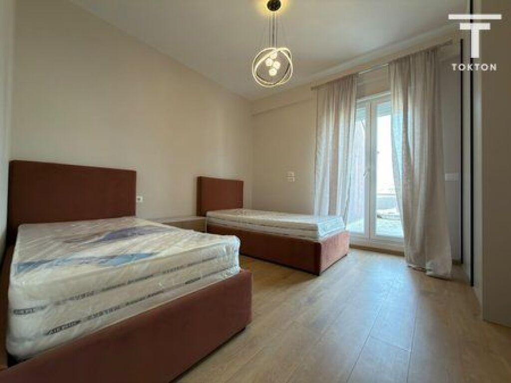 IN VENDITA, APPARTAMENTO 2+1+2 CON VERANDA + 2 POSTI AUTO, BRRYLI, TIRANA