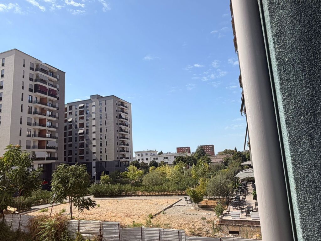 Shitet apartament 1+1, 64.5 m², kati 2 – Rruga Kongresi i Manastirit (te SHISH-i)
