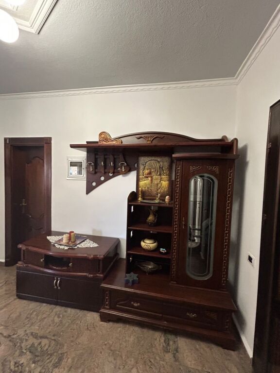 🏡 **JEPET ME QIRA APARTAMENT 2+1 – QENDËR, TIRANË**  📍 **Vendndodhja:** Qendër, pranë Universitetit UFO