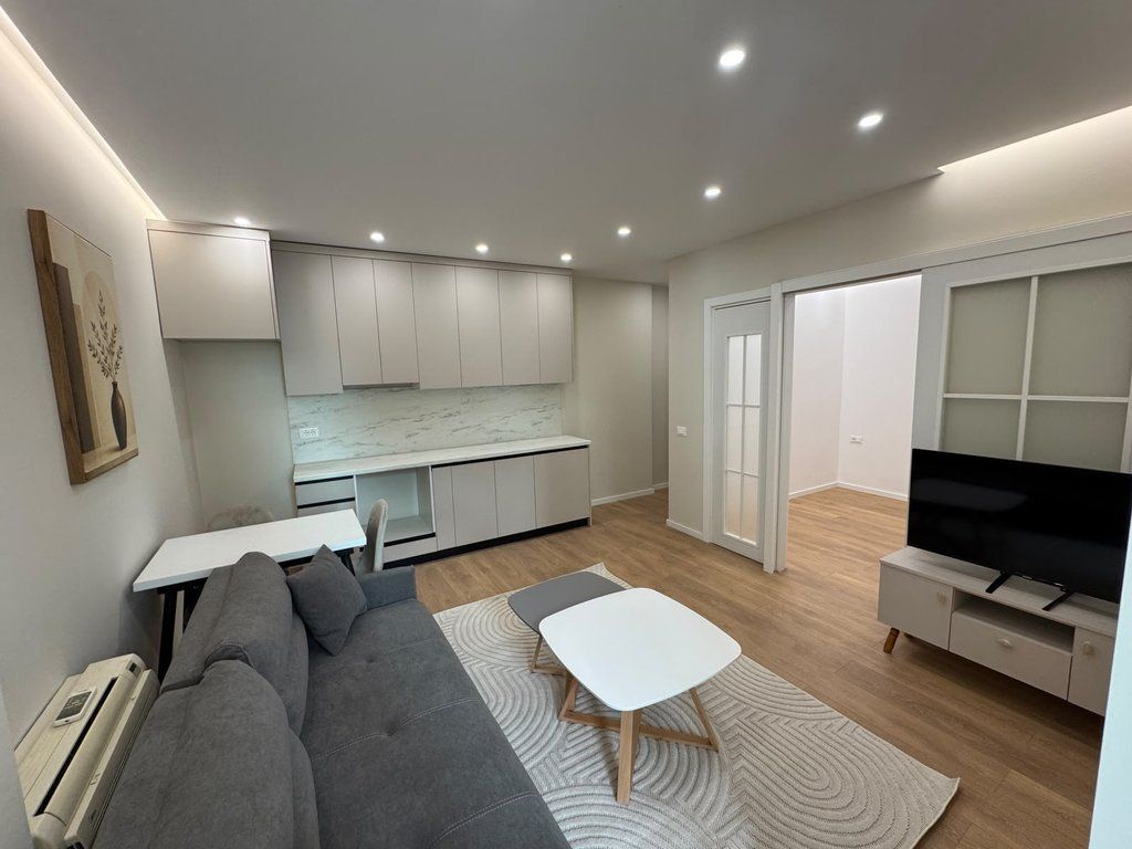 Shitet, Apartament 1+1, Komuna e Parisit, Tirane
