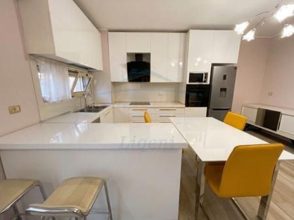 Shitet Apartament 2+1+2+Verande tek Kristal Center, Tirane