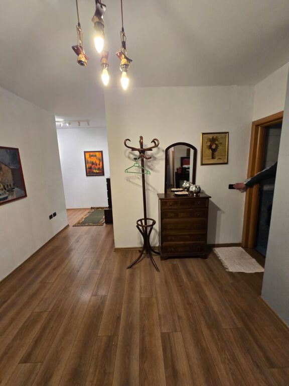 Apartament 1+1 me 2 Tualete me Qira – Te Brryli (Buzë Rrugës Kryesore) !