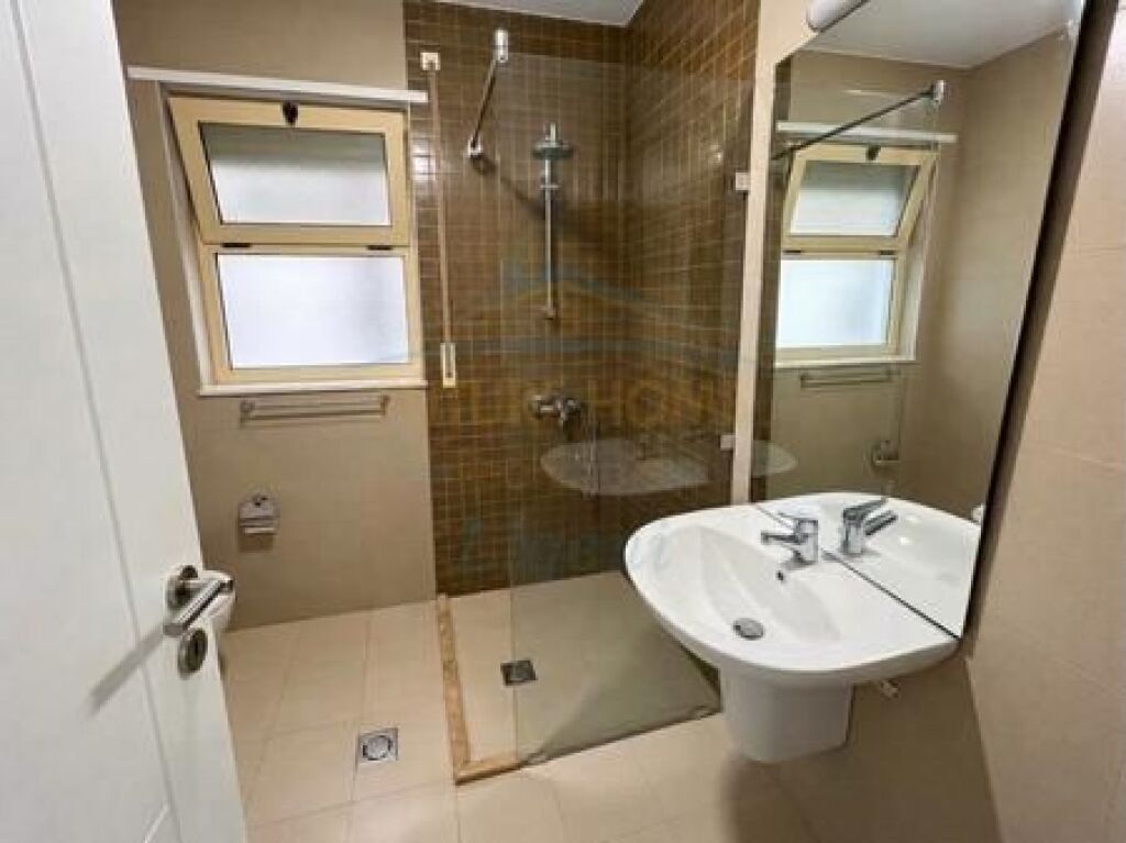 Shitet Apartament 2+1+2+Verande tek Kristal Center, Tirane