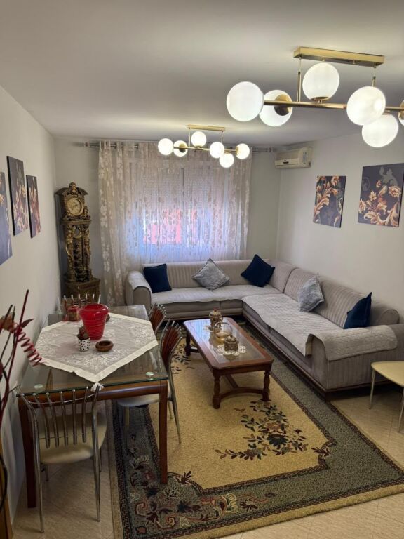 Apartament 2+1 me qira te Xhamlliku, pranë Sheshit Shtraus – 550 €