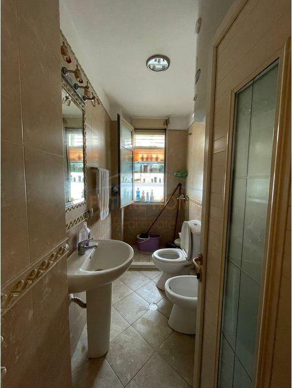 Shitet Apartament 2+1, Fresk