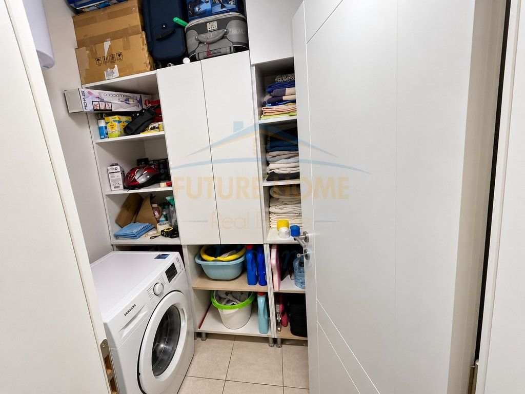Shitet Apartament 2+1+2+Verande tek Kristal Center, Tirane LI75245