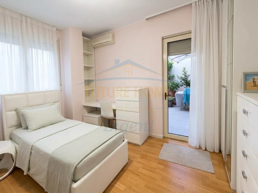 Shitet Apartament 2+1+2+Verande tek Kristal Center
