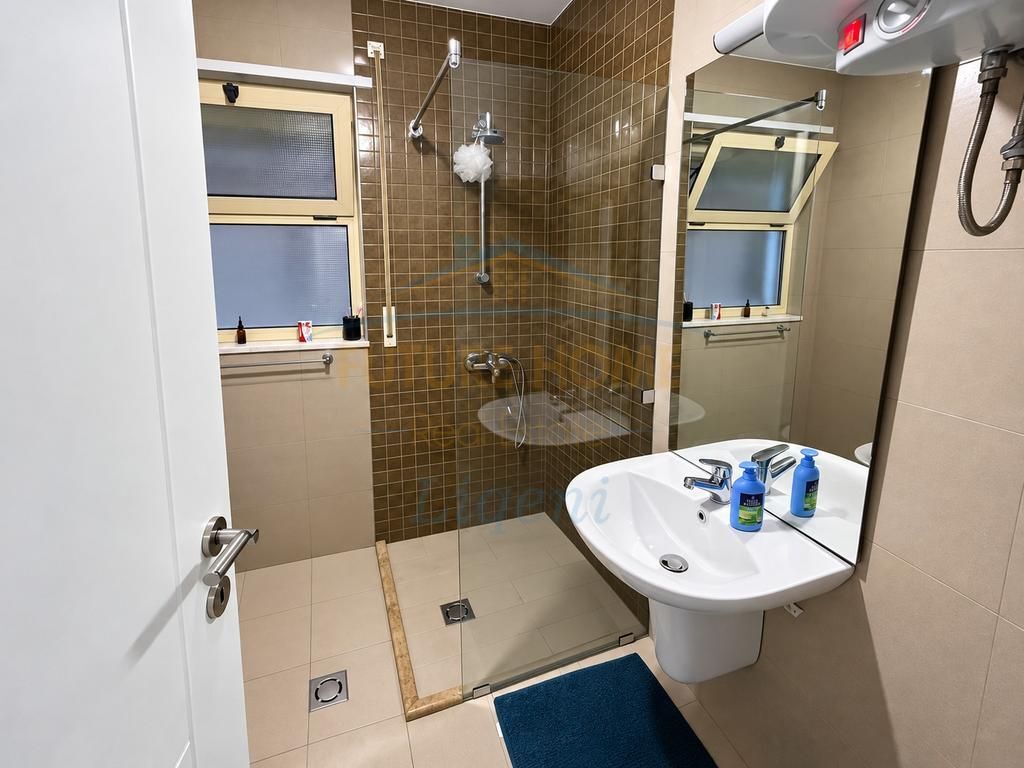 Shitet Apartament 2+1+2+Verande tek Kristal Center, Tirane LI75245