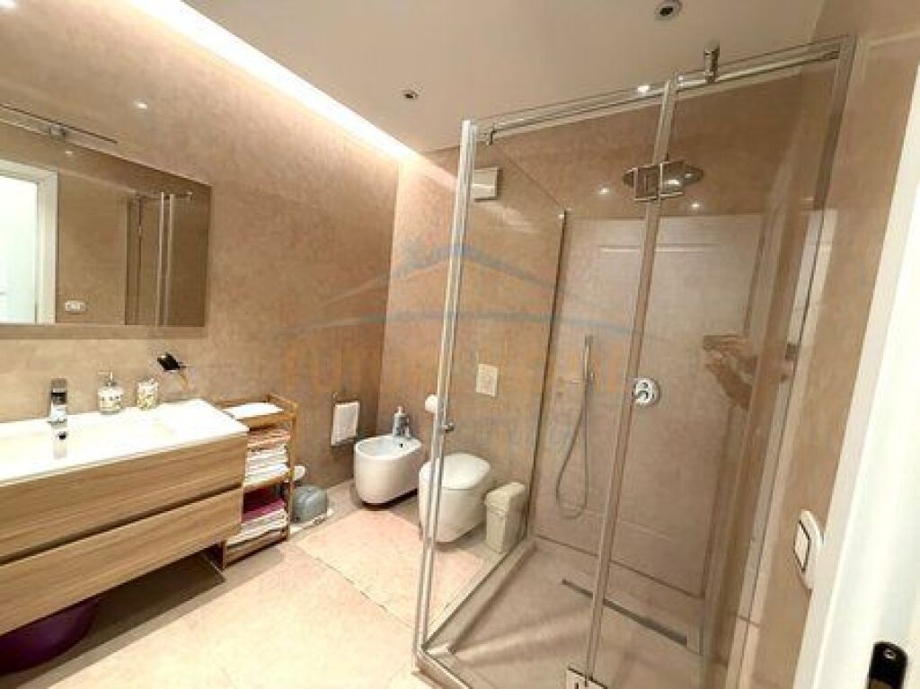 Shitet, Apartament 2+1+2+Depo, Rezidenca Ambasador 2, Tiranë.