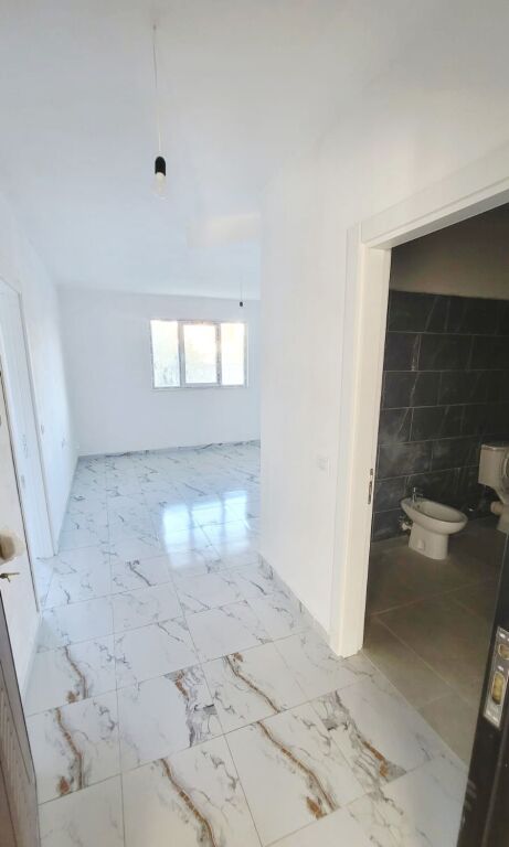 Kavaje, SHITET APARTAMENT 1+1 pallat ri me ashensor