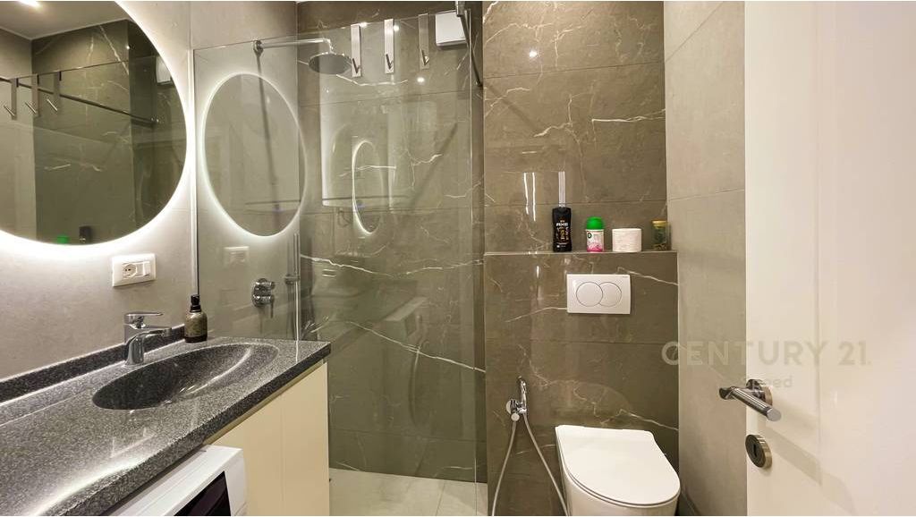 APARTAMENT 2+1 PËR SHITJE ME PAMJE NGA DETI – DY NJËSI FUNKSIONALE