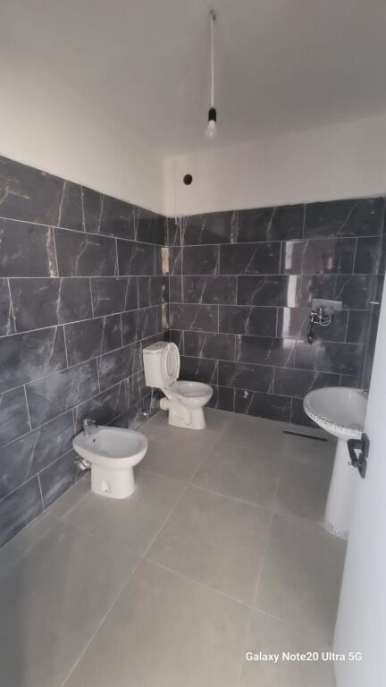 Kavaje, SHITET APARTAMENT 1+1 pallat ri me ashensor