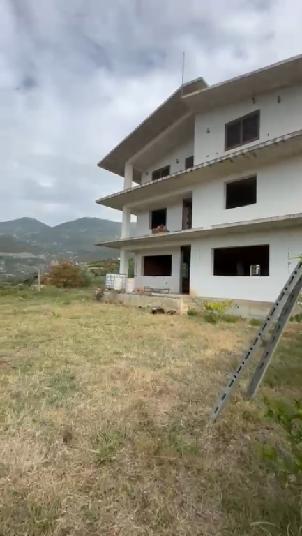 🔥MUNDËSI INVESTIMI🔥VILË 3-KATËSHE ME 2,000 m² TOKË–SHKOZË🏡
