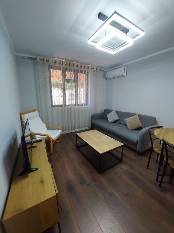 Affittasi casa privata 1+1 con cortile in via Myslym Shyri!
