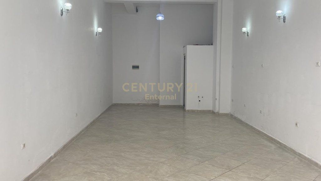 Ambient Komercial Me Qira në Astir