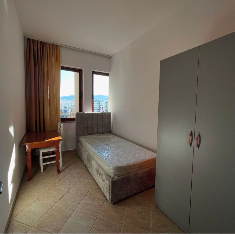 🏡 APPARTAMENTO IN AFFITTO 2+1  📍 21 Dhjetori, Dietro Square 21, Tirana 🏢 Piano: 7 🛗 Palazzo con ascensore  💰 Prezzo: 70.000 lek/mese