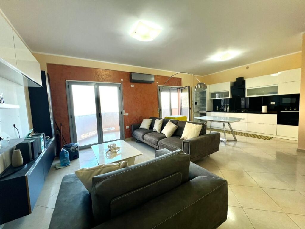 APARTAMENT 2+1 ME FULL PAMJE DETI ME QERA AFATGJATE - LUNGOMARE, VLORE