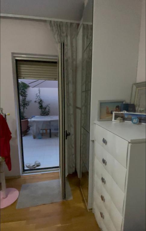 Shitet apartament 2+1+2 me verandë, pranë Kristal Center, Tiranë.