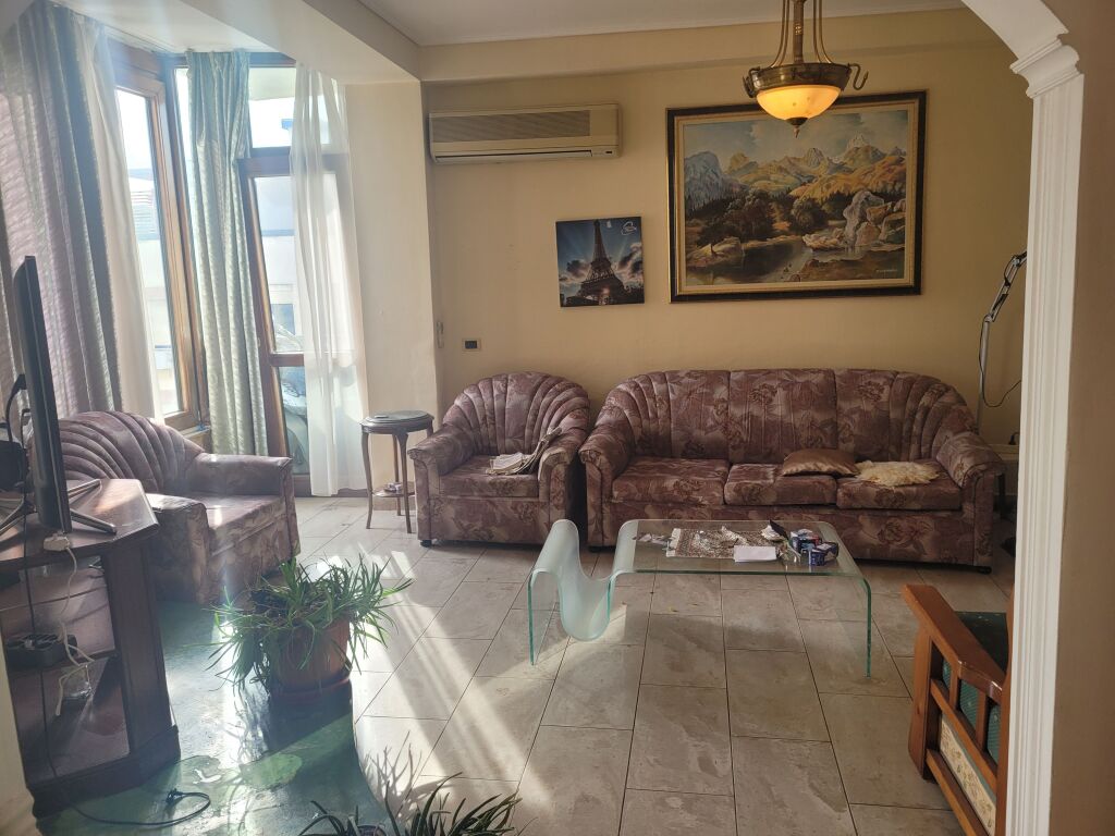 SHITET SUPER APARTAMENT  3+1– PRANË PRESIDENCËS