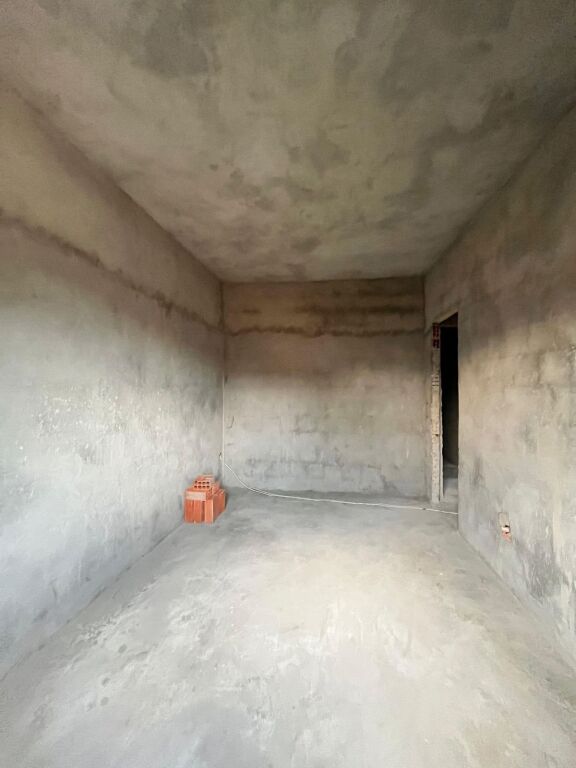 5-Maj, shitet apartament 1+1+parking ne faze ndertimi.