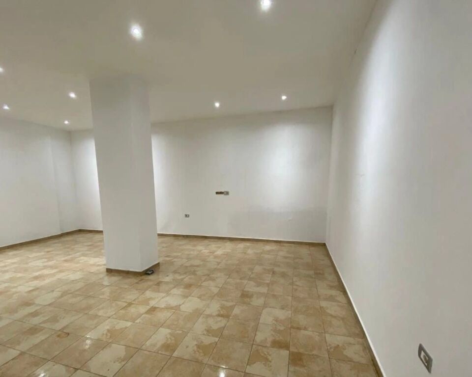 Business premises for rent at Pallatet Cabej