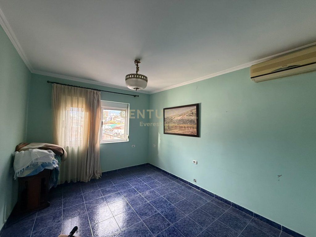 Shitet Apartament 3+1 tek Tregu Cam
