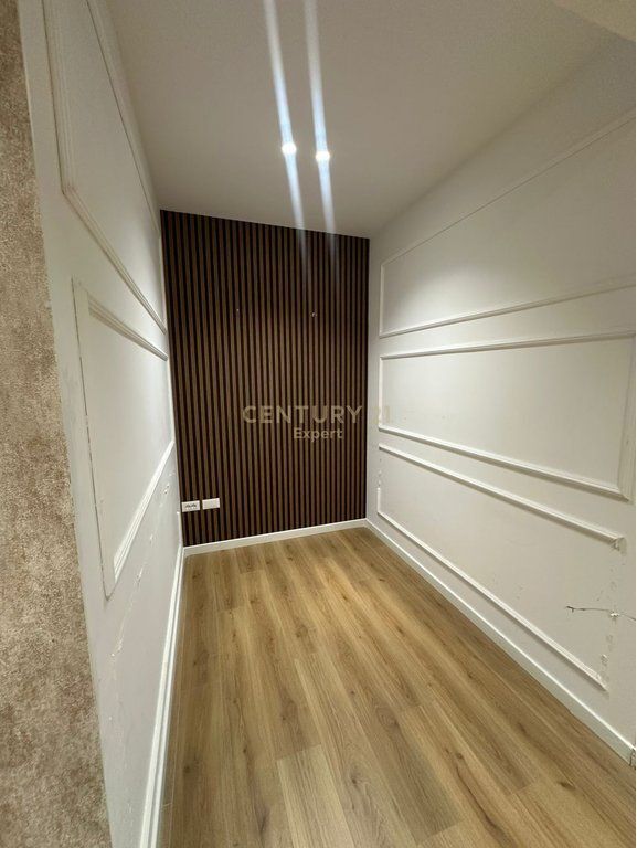 Ambient biznesi 80 m² me qira, kati 1, përballë Vila L.  60 000 leke/ muaj