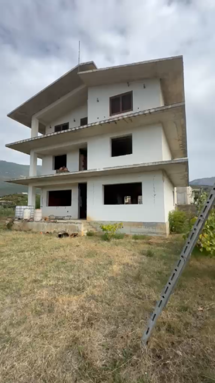 🔥MUNDËSI INVESTIMI🔥VILË 3-KATËSHE ME 2,000 m² TOKË–SHKOZË🏡