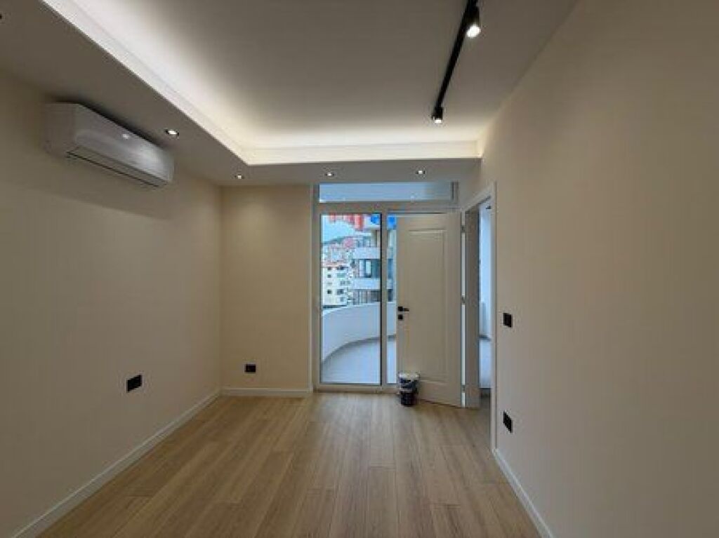 Shitet ,Apartament 1+1, Komuna e Parisit, Tirane