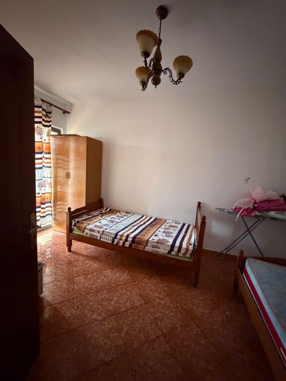 Rruga e Dibres jepet me qera apartament 2+1+2 i mobiluar 42,000 Leke