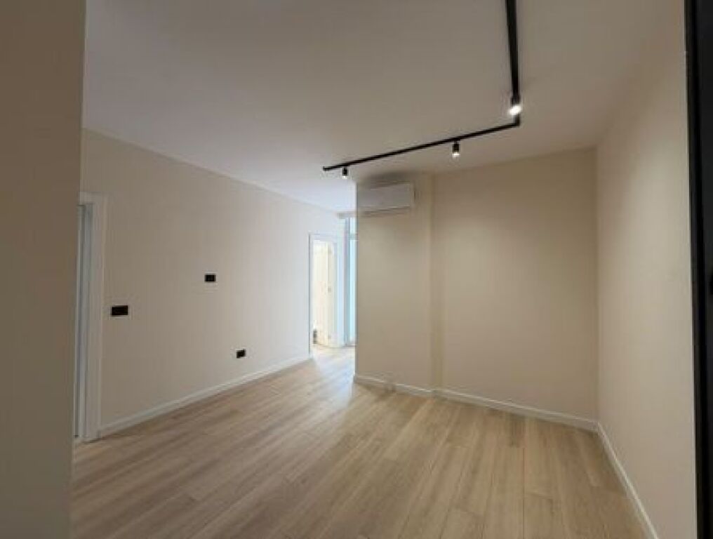 Shitet ,Apartament 1+1, Komuna e Parisit, Tirane