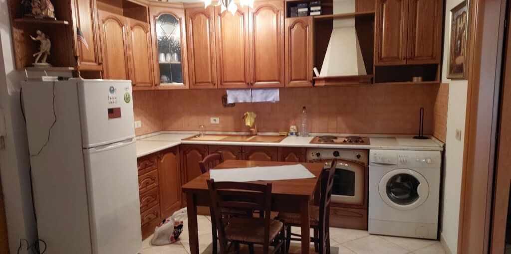 Shitet,Apartament 1+1 ,Qender